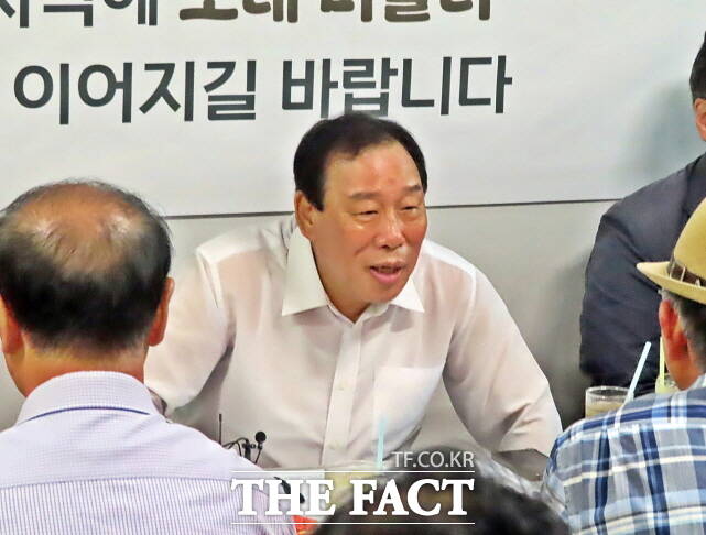 최민호 세종시장이 지난 27일 세종시 연서면 봉암2리에서 주민들과 대화를 하고 있다. /김형중 기자