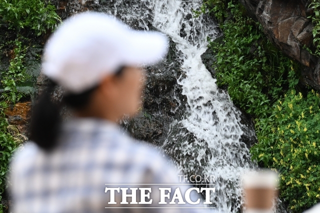 기상청에 따르면 중부지방이 서해중부해상에 위치한 정체전선의 영향을 받겠으면서 수도권을 중심으로 소나기가 내리는 곳이 있겠다. 비나 소나기가 내리는 지역에서는 돌풍과 함께 천둥번개가 치기도 하겠다. /서예원 기자