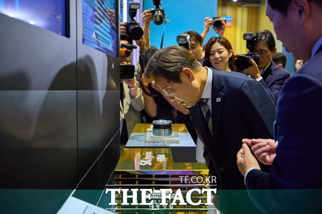 이재명 대통령이 20일 울산 울주군 울산전시컨벤션센터에서 열린 인공지능(AI) 글로벌 협력 기업 간담회 뒤 AI 제품 및 서비스 시연을 참관하고 있다. /대통령실