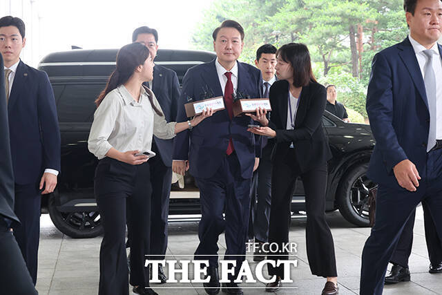 윤석열 전 대통령이 28일 오전 내란특검 조사를 받기 위해 서울 서초구 서울고등검찰청에 출석하고 있다. 2025.06.28
