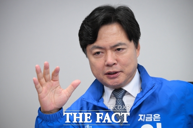 김현정 더불어민주당 원내대변인은 29일 국회 소통관 브리핑에서 국민의힘이 국회 본청을 점거하더니 법제사법위원장 재배분이 먼저라며 김민석 총리 후보자 인준을 볼모로 잡았다며 국정을 통째로 멈춰 세우는 모습은 협치가 아니라 인사 인질극이자 민생을 외면하는 행태일 뿐이라고 지적했다. /국회=박헌우 기자