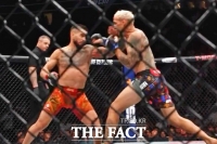  UFC 317 토푸리아, 올리베이라 꺾고 '더블 챔피언' 등극…'핌블렛과 신경전'