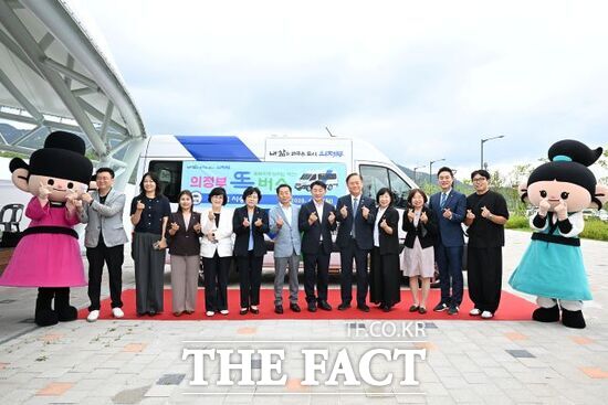 30일 열린 경기 의정부시 똑버스 개통식에 참석한 김동근 의정부시장(왼쪽 7번째)을 비롯한 내외빈들이 기념 촬영을 하고 있다. /의정부시