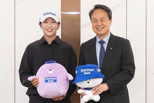 지난 4월 진옥동 신한금융그룹 회장(오른쪽)과 임진희 선수가 후원 계약을 마치고 기념촬영을 하고 있다. /신한금융