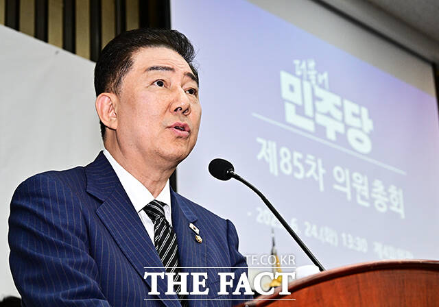 김병기 더불어민주당 당대표 직무대행 겸 원내대표는 김민석 국무총리 후보자의 인준과 추경(추가경정예산)안 처리를 반대하는 국민의힘을 향해 윤석열의 내란 정당화 선동에 버금가는 거짓선동 정치쇼를 한다며 이 시간부로 민생방해 세력과의 전면전을 선언하겠다고 경고했다. /배정한 기자