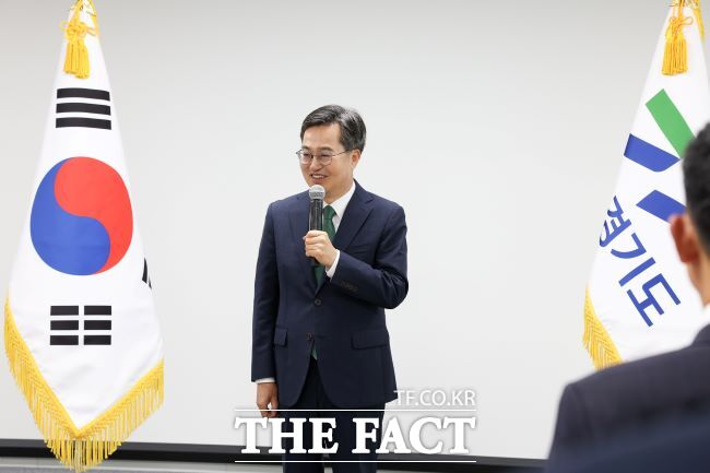 김동연 경기도지사가 30일 도청 실·국장과 부단체장 승진 인사 대상자에게 임명장을 수여하고 ‘세 가지 메시지’를 전달하고 있다./경기도