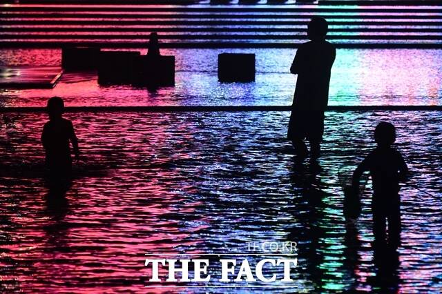 30일 기상청에 따르면 서울에서 지난밤 최저기온이 25.6도를 기록하면서 첫 열대야가 관측됐다. 이는 지난해 대비 8일 늦은 기록이다. /남용희 기자