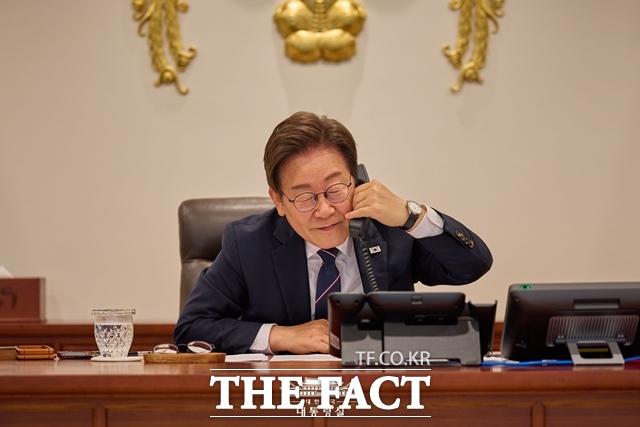 이재명 대통령은 30일 오전 로렌스 웡 싱가포르 총리와 취임 후 첫 통화를 가졌다. 이 대통령이 23일 용산 대통령실에서 프라보워 수비안토 인도네시아 대통령과 정상통화를 하고 있다. /대통령실