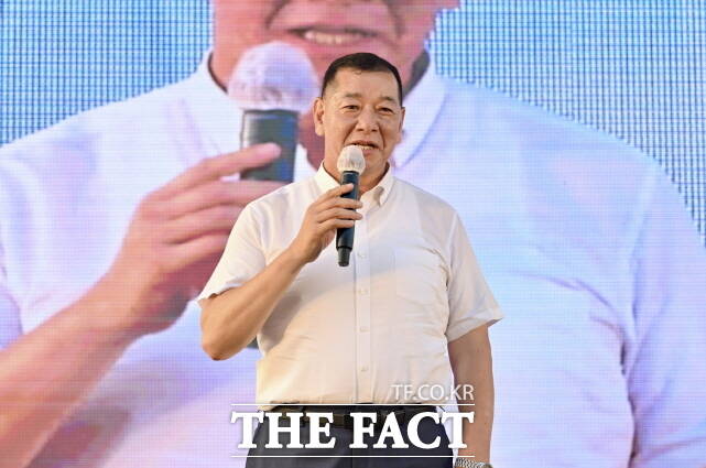 최원철 공주시장이 지난27일 제4회 공주 유구색동수국정원 꽃 축제개막식에서 축사를 하고 있다. /공주시