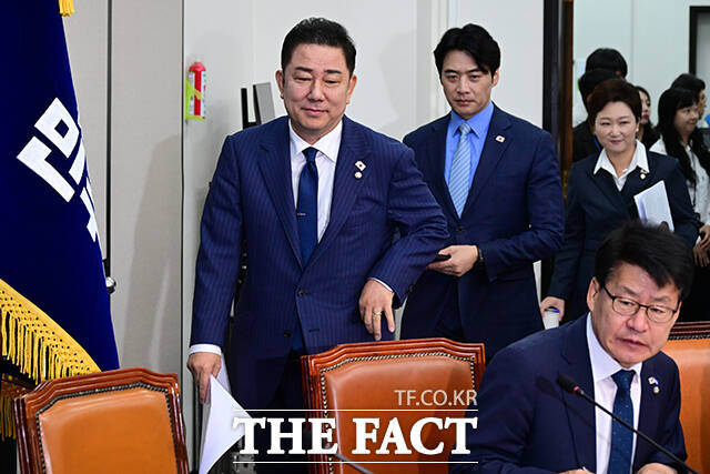 더불어민주당이 상법 개정안을 둘러싼 경제계의 우려에도 불구하고 이번주 내 법안을 신속 처리하겠다고 못박았다. 김병기 민주당 대표 직무대행 겸 원내대표가 지난달 20일 오전 서울 여의도 국회에서 열린 최고위원회의에 참석하고 있다./국회=남윤호 기자