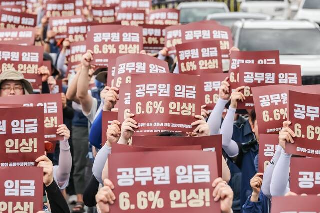 시민단체들이 30일 이재명 정부를 향해 임금 인상과 처우 개선 등 노동권을 보장할 것을 촉구했다. /전국공무원노동조합