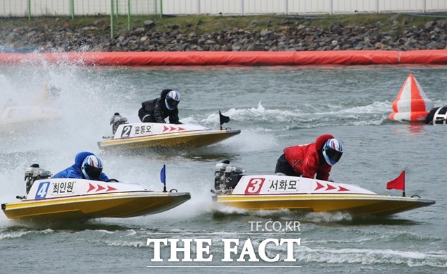 미사경정장에서 선수들이 턴 마크를 돌며 경합을 벌이고 있다./국민체육진흥공단