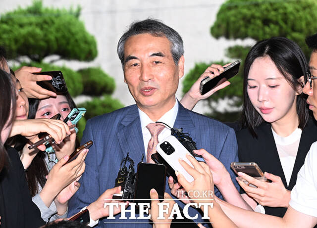 김건희 여사를 둘러싼 의혹들을 수사하는 민중기 특별검사팀이 특검의 1호 수사가 도이치모터스 주가조작이라고 단언할 수 없다고 밝혔다. 윤석열 전 대통령의 부인 김건희 여사 의혹 관련 사건 수사를 맡은 민중기 특별검사가 25일 오전 서울 서초구 사무실에 출근하며 취재진의 질의에 답하고 있다. /이새롬 기자