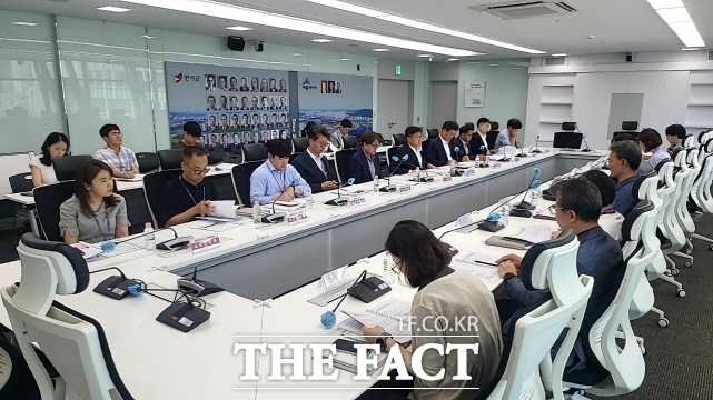 세종시-행복청-LH가 30일 시청 집현실에서 2025년 제2차 상가공실 공동대응 전략회의를 열고 있다. /세종시