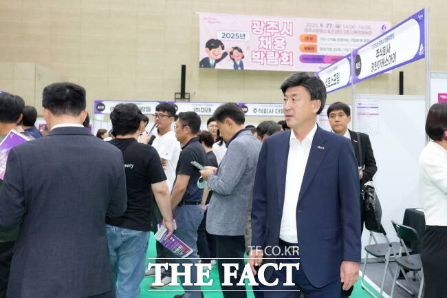 방세환(오른쪽) 광주시장이 지난 27일 광주시문화스포츠센터 3층에 마련된 채용박람회장을 둘러보고 있다. /광주시