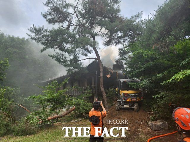 서울 성북구 성북동에 위치한 문화유산 성북동 별서(옛 성락원)에서 화재가 발생해 3시간 만에 불길이 잡혔다./ 뉴시스