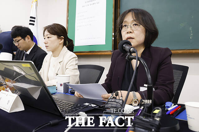 전국법관대표회의에서 사법 신뢰 훼손과 재판 독립 침해 우려 등에 관한 5개 의안이 모두 부결됐다. 김예영 전국법관대표회의 의장이 지난달 26일 오전 경기 고양시 일산동구 사법연수원에서 열린 전국법관대표회의 임시회의에서 개회선언을 하고 있다. /장윤석 기자