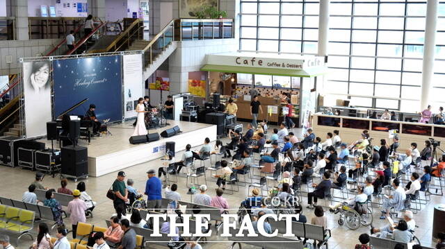 단국대병원은 병원 로비에서 ‘소프라노 신델라의 힐링 콘서트’를 개최했다. 이날 입원 환자와 보호자, 병원 방문객 300여명이 콘서트를 관람했다./단국대병원