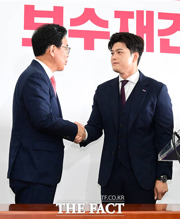 이날 송언석 국민의힘 원내대표가 퇴임 기자회견을 갖는 김용태 비상대책위원장을 찾아 악수하며 대화하는 모습.