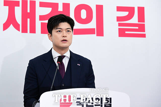 김용태 국민의힘 비상대책위원장이 30일 임기를 마치면서 이 당에 오랫동안 자리 잡고 있는 깊은 기득권 구조가 있다면, 그리고 그 기득권이 당의 몰락을 가져왔으면서도 근본적 변화를 가로막고 있다면 국민의힘에 더 이상의 미래는 없다고 직격했다. /남윤호 기자