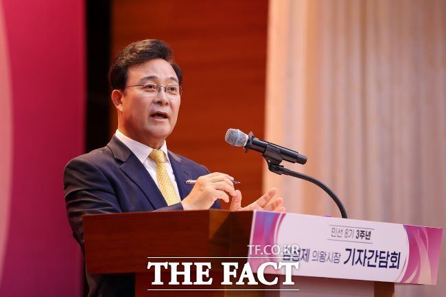 김성제 의왕시장이 30일 취임 3주년 기자회견을 하고 있다./의왕시