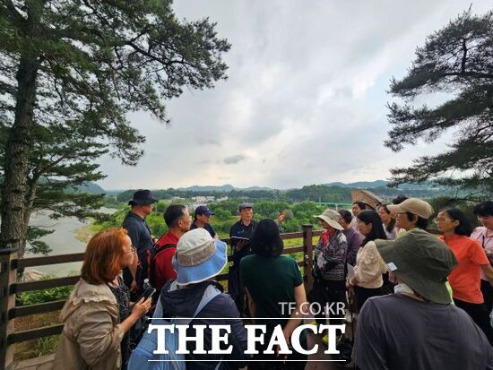 경기도가 DMZ(비무장지대) 일원 생태 환경 모니터링 및 생태교육 사업의 하나로 추진한 지역 주민 대상 생태교육이 경기 연천군 전곡읍 은대리성 인근에서 진행되고 있다. /경기도