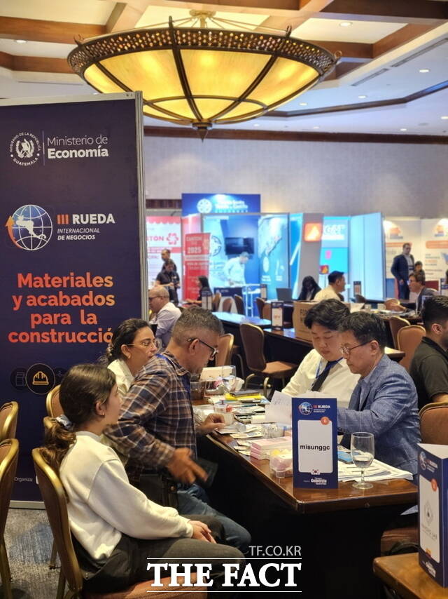 지난 26~27일 과테말라에서 열린 수출 상담회에서 현지 바이어들이 천안시 기업 제품에 관심을 보이고 있다./천안시