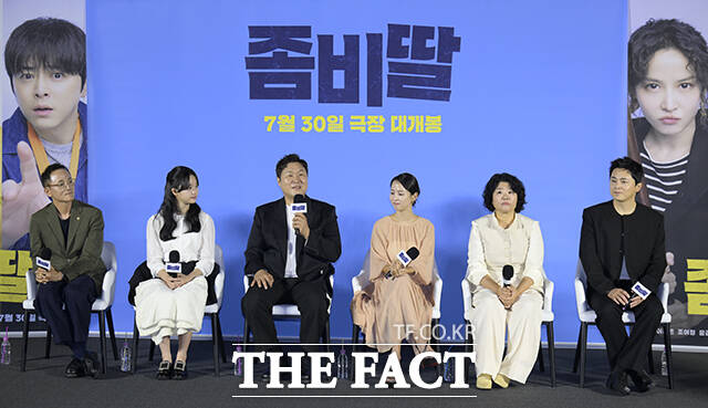 필감성 감독과 배우 최유리, 윤경호, 조여정, 이정은, 조정석(왼쪽부터)이 뭉친 좀비딸은 오는 7월 30일 개봉한다. /장윤석 기자