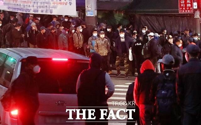 정부가 건설경기 활성화를 위해 2조7000억원을 투입하기로 했다. 특히 비수도권 준공 전 미분양 주택에 대한 환매조건부 매입도 시행한다. /뉴시스