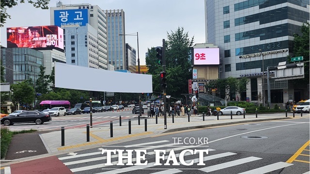 서울시는 지난해 7월 1일 발생한 시청역 역주행 사고 후 사고 재발 방지를 위한 교통안전 시설 보강과 보행환경 개선 등 보행자 안전대책을 강도 높게 추진하고 있다. 시청역 앞./서울시