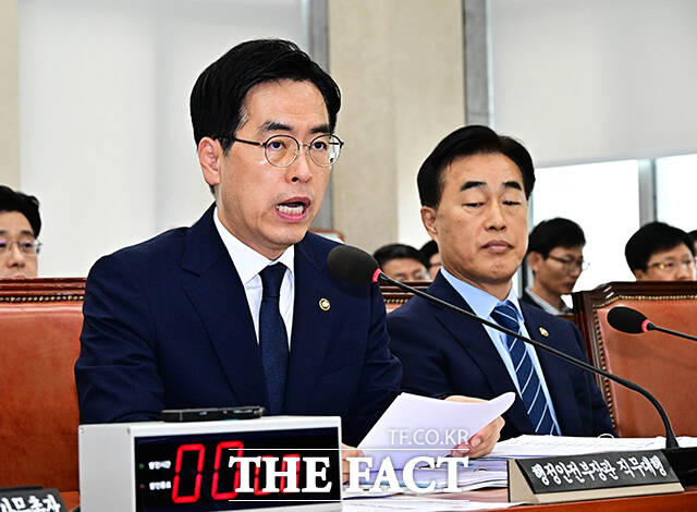 김민재 행안부 장관 직무대행이 30일 오전 서울 여의도 국회에서 열린 행정안전위원회 전체회의에 참석해 인사말을 하고 있다.