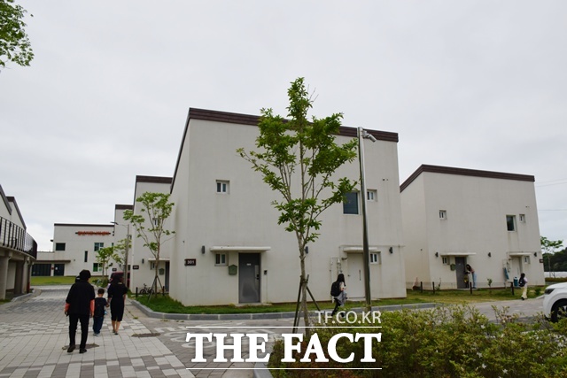 충남 서천군 청년 보금자리에는 청년은 물론 아이가 있는 가정이 입주해 있다. 청년 보금자리는 최초 2년에 2회 갱신(1회 2년)으로 최대 6년간 생활할 수 있다. 취학 아동이 있다면 초등학교 졸업 때까지 최장 10년 거주할 수 있다. /서천=이철영 기자