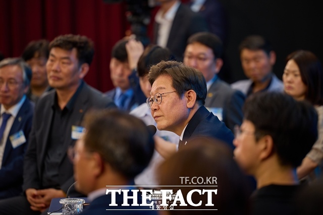 이재명 대통령은 지난달 25일 광주 국립아시아문화전당에서 열린 광주시민·전남도민 타운홀 미팅에서 수도권 집중 문제를 지적하며 지역균형발전 방향에 대한 의견을 청취하고 논의했다. /대통령실