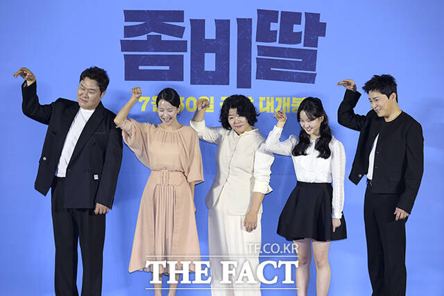 배우 윤경호와 조여정, 이정은, 최유리, 조정석(왼쪽부터)이 30일 오전 서울 용산구 CGV용산아이파크몰에서 열린 영화 좀비딸 제작보고회에서 포즈를 취하고 있다. /장윤석 기자