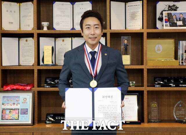 임체성 세종시의장이 24일 한국프레스센터에서 열린 제22회 지역신문의 날 기념식에서 광역의원 부문 의정대상을 수상하고 기념촬영을 하고 있다. /세종시의회