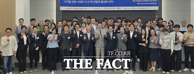 한국정보기술응용학회 2025 춘계학술대회에서 참석자들이 기념사진을 촬영하고 있다. /목원대