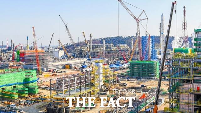 중동 사태와 미중 관세 전쟁 등 대외 불확실성이 확대되면서 정유사들이 탈(脫)정유에 나서고 있다. 에쓰오일 샤힌프로젝트 공사현장. /에쓰오일