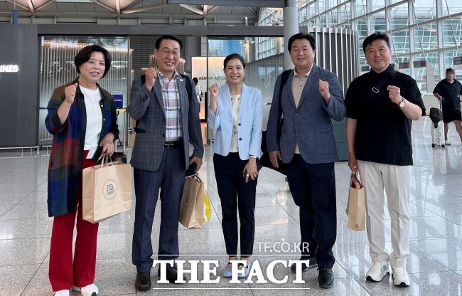 유니세프 그린스쿨 현장 방문단. 왼쪽부터 신계용 경기 과천시장, 이용록 충남 홍성군수, 조미진 유니세프한국위원회 사무총장, 임병택 시흥시장, 최재구 충남 예산군수./시흥시