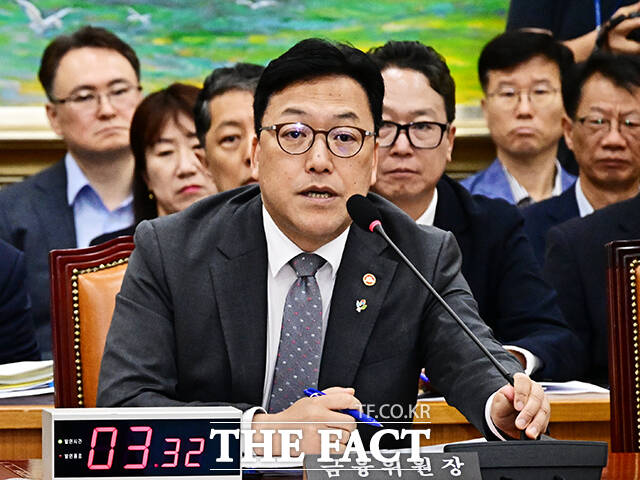 김병환 금융위원장이 30일 오전 서울 여의도 국회에서 열린 정무위원회 전체회의에 참석해 추경안 관련 질의에 답변을 하고 있다. /배정한 기자