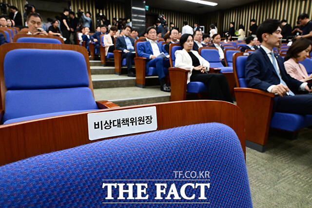 30일 오후 서울 여의도 국회에서 국민의힘이 의원총회를 열고 새로운 비상대책위원회 구성 방향에 대한 논의에 들어간다. 사진은 이날 퇴임한 김용태 비상대책위원장의 자리. /국회=남윤호 기자