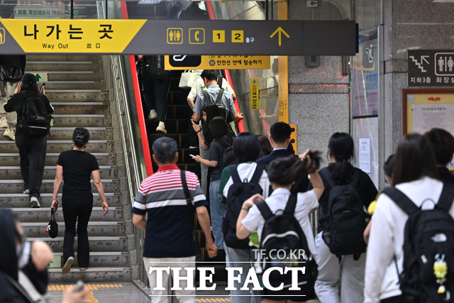 지난달 5일 광주 동구 광주도시철도1호선 시민들 /사진=뉴시스