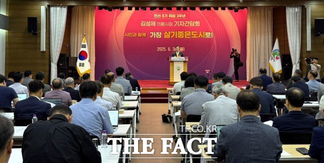 김성제 의왕시장이 30일 취임 3주년 기자회견을 하고 있다./의왕=김동선 기자