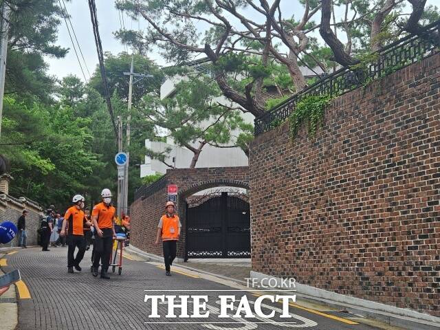 30일 오후 5시께 서울 성북구 성북동 성북동 별서 인근에서 발생한 화재 진압에 참여한 소방대원들이 철수하고 있다./ 이다빈 기자