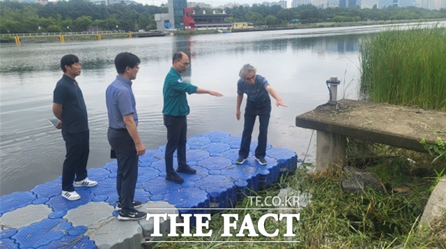 미사경정공원에서 이성철 경륜경정총괄본부장(왼쪽부터 세 번째)을 비롯한 관계자들이 26일 풍수해 대비 안전 점검을 시행하고 있다./국민체육진흥공단
