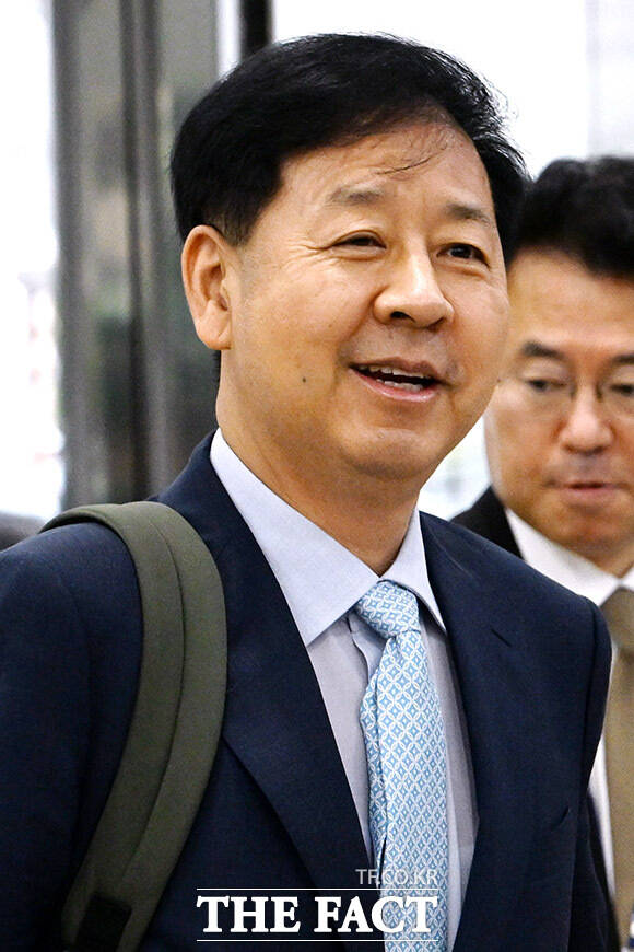 미소 지으며 출근하는 구윤철 경제부총리 겸 기획재정부 장관 후보자.