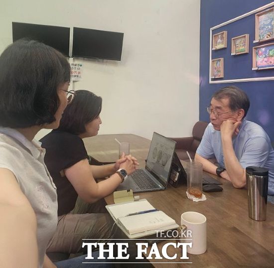 경기도가 추진하고 있는 디딤돌 취업지원사업을 통해 창업한 기업 관계자가 조직 진단, 홍보·마케팅, 시장 판로 개척, 사업 확대 전략, 경영 개선 등의 전문컨설팅을 받고 있다. /경기도