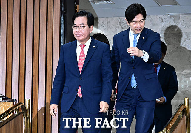 김민석 국무총리 후보 국민청문회에 참석하는 송언석 원내대표.