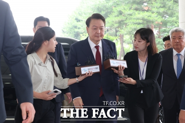 윤석열 전 대통령이 28일 오전 내란특검 조사를 받기 위해 서울 서초구 서울고등검찰청에 출석하고 있다. /임영무 기자