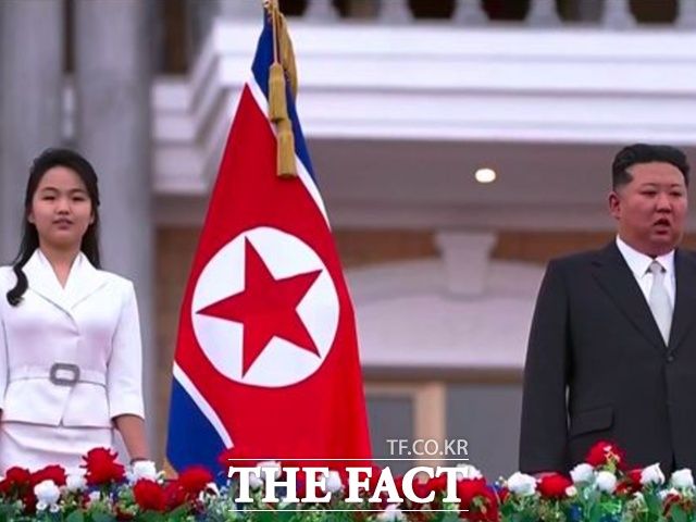 구 대변인은 지난 29일 김정은 북한 국무위원장이 딸 주애를 대동하고 올가 류비모바 러시아 문화부 장관을 접견한 것에 대해 특별히 추가로 의미를 부여할 사안은 없다고 밝혔다. 사진은 김 위원장이 지난 24일 딸 주애와 함께 원산갈마해안관광지구 준공식에 참석한 모습. /조선중앙TV 갈무리.뉴시스