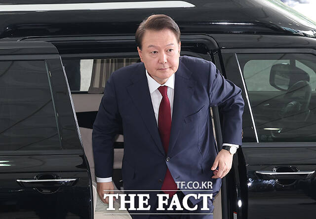 윤석열 전 대통령이 28일 오전 서울 서초구 서울고검 청사에 마련된 내란특검에 피의자 신분으로 첫 출석하고 있다.